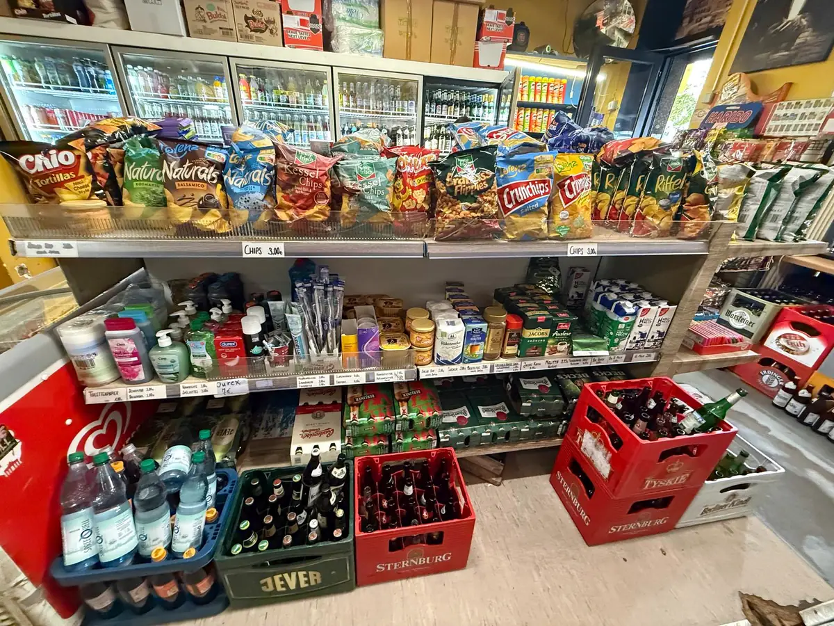 Chips sowie Drogerie- und Haushaltsartikel im Späti Checkpoint Ali