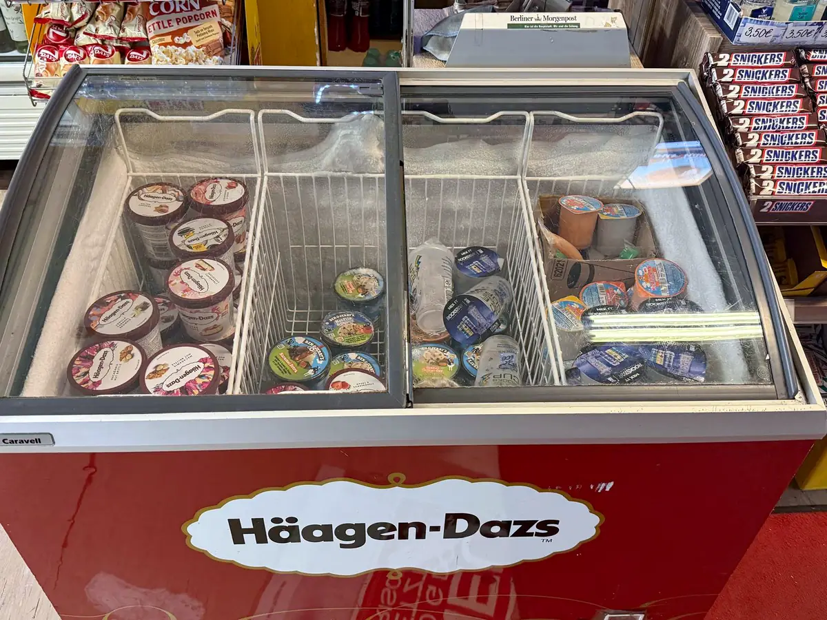 Eistruhe mit Häagen-Dazs und Ben & Jerry's im Späti in Kreuzberg