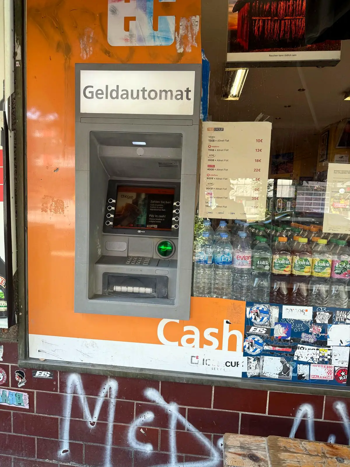 Geldautomat im Späti Checkpoint Ali an der Wiener Straße in Berlin-Kreuzberg