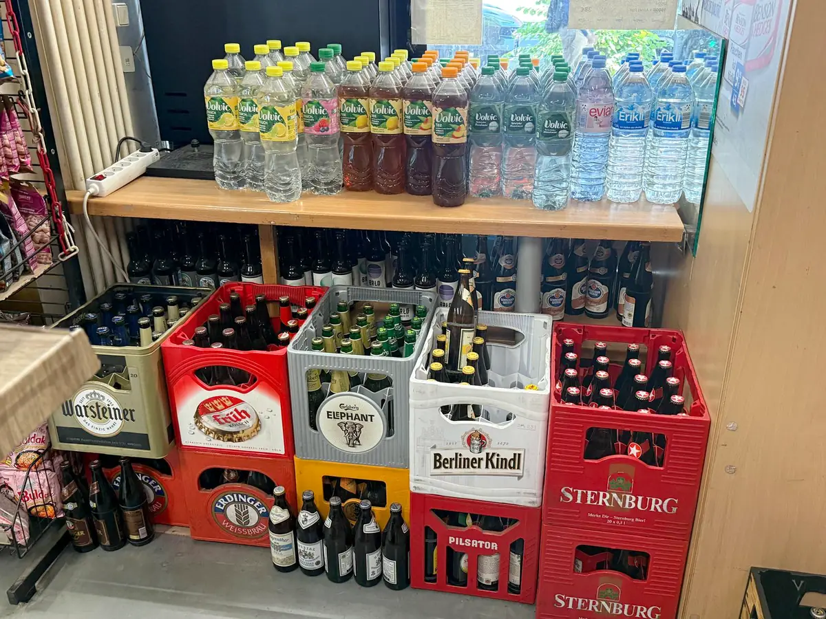 Getränkekästen und Wasserflaschen im Späti Checkpoint Ali