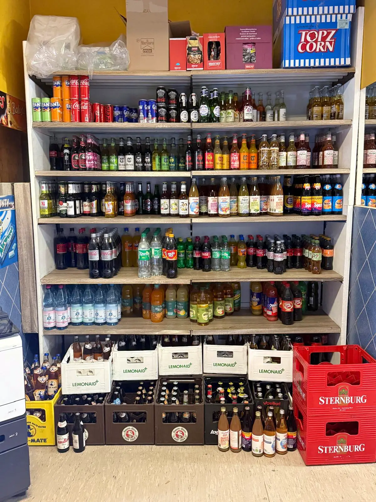 Getränkeregal mit fritz-kola, Club-Mate und Bio-Limonaden im Späti Checkpoint Ali
