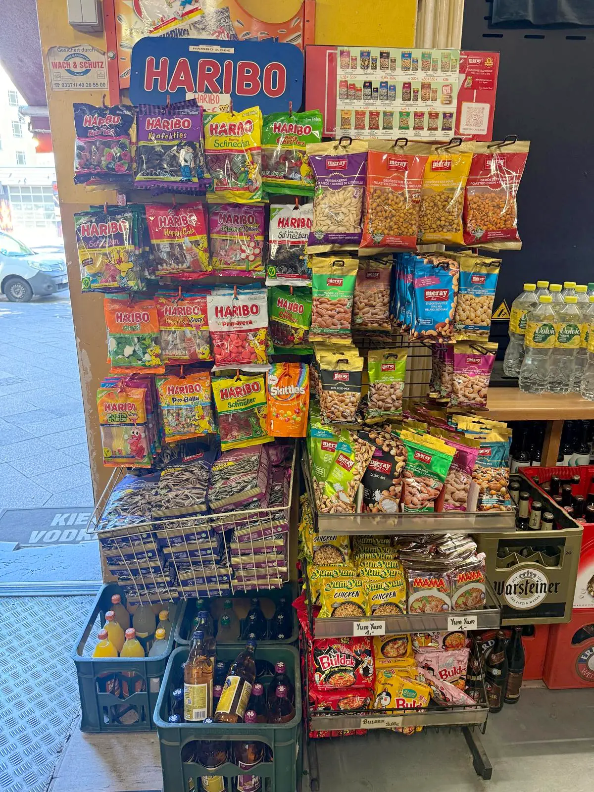 Haribo- und Snackständer im Eingangsbereich von Checkpoint Ali
