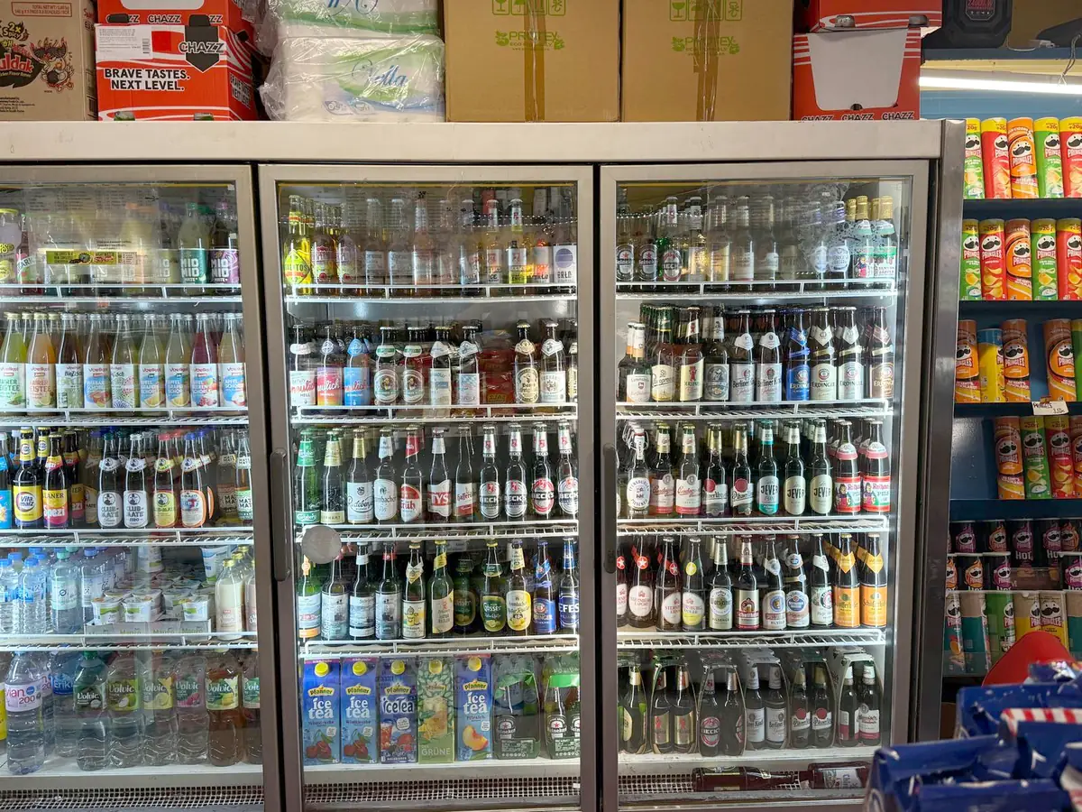 Kühlregal mit kaltem Bier und Softdrinks im Späti in Berlin-Kreuzberg