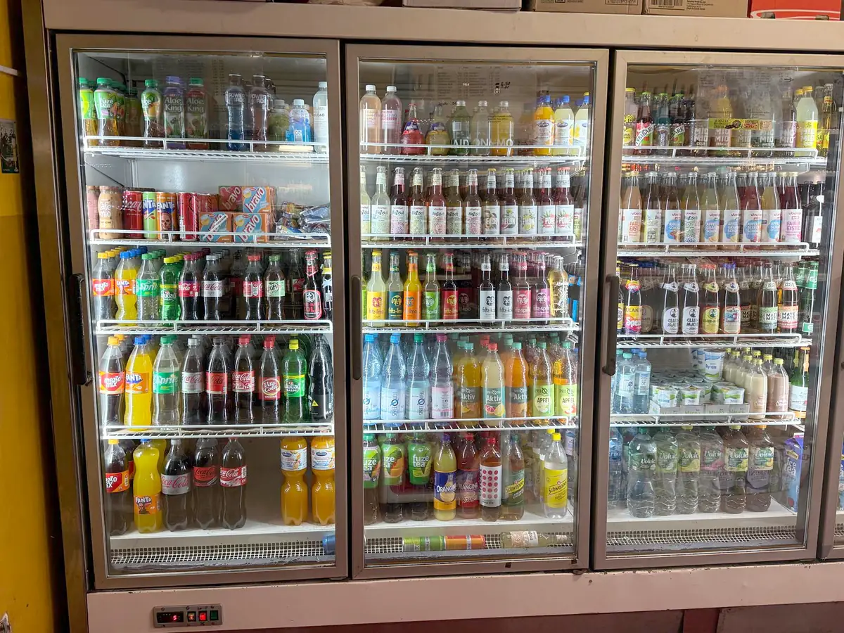 Gekühlte Getränke, Limonaden und Mate im Kühlregal von Checkpoint Ali