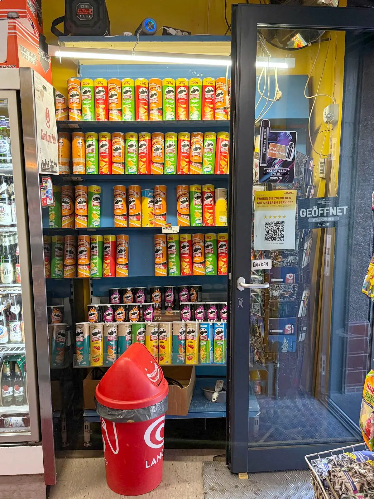 Pringles-Regal neben der Eingangstür von Checkpoint Ali in Kreuzberg
