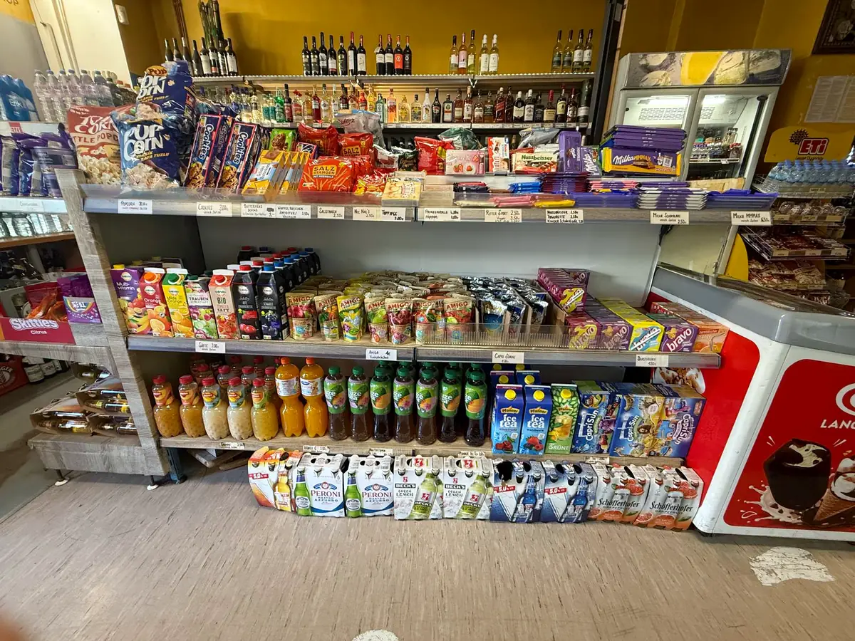 Regal mit Säften, Snacks und Spirituosen im Späti Checkpoint Ali