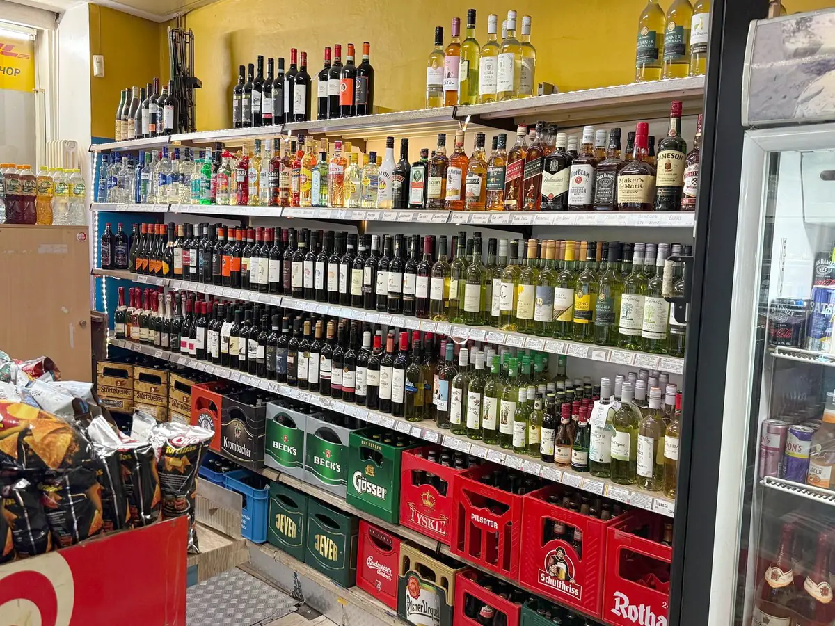 Regal mit Wein und Spirituosen im Späti Checkpoint Ali in Kreuzberg